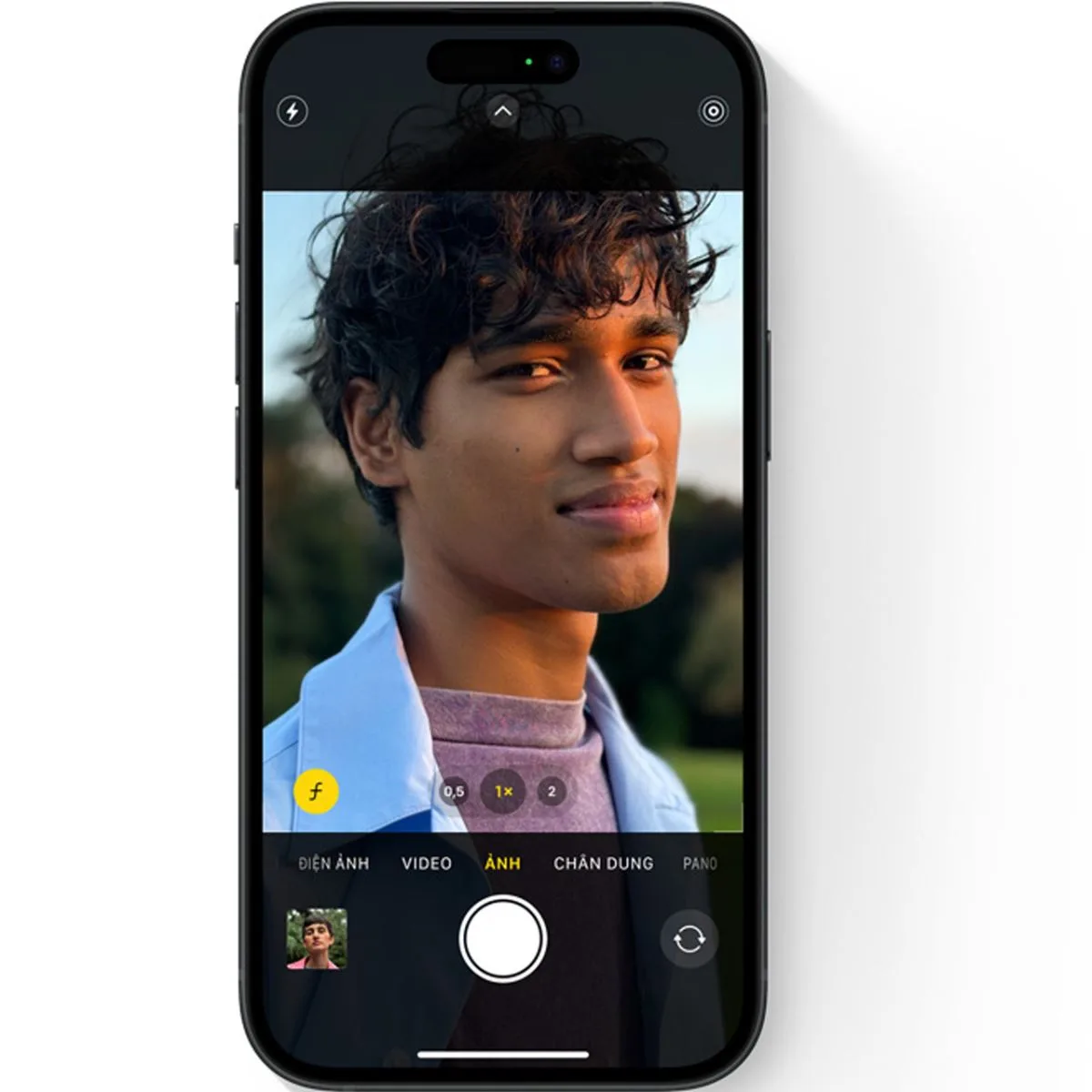 iPhone 15 Pro, một mẫu điện thoại độc quyền, đ&atilde; ch&iacute;nh thức ra mắt tại sự kiện h&agrave;ng năm v&agrave;o th&aacute;ng 09/2023. Đ&acirc;y l&agrave; sản phẩm mới của Apple, thu h&uacute;t sự ch&uacute; &yacute; lớn với việc trang bị chip mạnh mẽ Apple A17 Pro v&agrave; sự thay đổi đột ph&aacute; trong cổng kết nối, từ Lightning sang chuẩn Type-C. Điều n&agrave;y đặt iPhone 15 Pro trở th&agrave;nh một thiết bị đầy m&ecirc; hoặc, mang đến trải nghiệm tuyệt vời v&agrave; tiện &iacute;ch vượt trội cho người d&ugrave;ng.