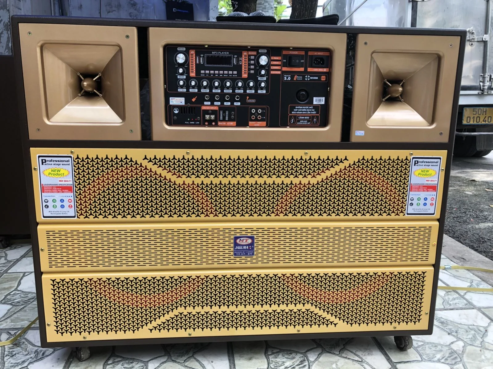 Loa k&eacute;o Jagumax 4 tấc đ&ocirc;i 1200W K-T2700(I) l&agrave; một lựa chọn tuyệt vời cho những ai đang t&igrave;m kiếm một hệ thống &acirc;m thanh đa năng v&agrave; mạnh mẽ. Với c&ocirc;ng suất từ 300-700W, loa n&agrave;y mang đến hiệu suất &acirc;m thanh cao, cho ph&eacute;p bạn tận hưởng &acirc;m nhạc với &acirc;m lượng lớn v&agrave; chất lượng tốt.