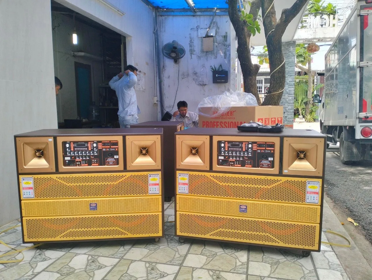 Loa k&eacute;o Jagumax 4 tấc đ&ocirc;i 1200W K-T2700(I) l&agrave; một lựa chọn tuyệt vời cho những ai đang t&igrave;m kiếm một hệ thống &acirc;m thanh đa năng v&agrave; mạnh mẽ. Với c&ocirc;ng suất từ 300-700W, loa n&agrave;y mang đến hiệu suất &acirc;m thanh cao, cho ph&eacute;p bạn tận hưởng &acirc;m nhạc với &acirc;m lượng lớn v&agrave; chất lượng tốt.