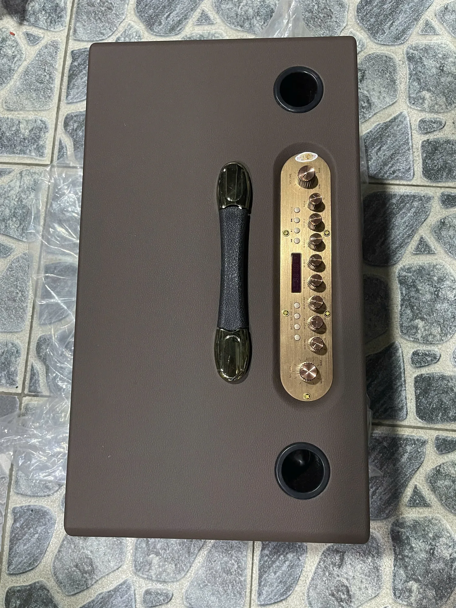 Li&ecirc;n hệ ngay với Điện M&aacute;y L&ecirc; Triều để trải nghiệm sản phẩm trực tiếp hoặc mua online tiện lợi. Đừng bỏ lỡ cơ hội sở hữu chiếc loa k&eacute;o x&aacute;ch tay chất lượng cao với gi&aacute; cực tốt v&agrave; ch&iacute;nh s&aacute;ch trả g&oacute;p hấp dẫn!