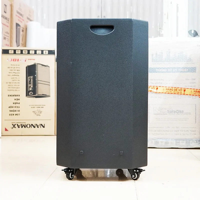 Loa k&eacute;o Nanomax SK-12F3 l&agrave; một sản phẩm đ&aacute;ng ch&uacute; &yacute; trong d&ograve;ng loa karaoke di động. Với t&iacute;nh năng kết nối kh&ocirc;ng d&acirc;y Bluetooth, loa k&eacute;o 3 tấc hay nhất n&agrave;y mang đến sự tiện &iacute;ch v&agrave; linh hoạt cho việc tr&igrave;nh diễn v&agrave; thưởng thức &acirc;m nhạc. Bạn c&oacute; thể dễ d&agrave;ng kết nối loa với điện thoại di động, m&aacute;y t&iacute;nh bảng hoặc c&aacute;c thiết bị kh&aacute;c, v&agrave; ph&aacute;t nhạc m&agrave; kh&ocirc;ng cần d&ugrave;ng d&acirc;y c&aacute;p phức tạp. Điều n&agrave;y gi&uacute;p bạn tự do di chuyển v&agrave; tận hưởng &acirc;m thanh chất lượng cao ở bất kỳ nơi đ&acirc;u.