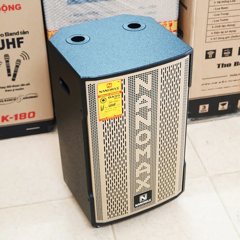 Loa k&eacute;o Nanomax SK-12F7 3 tấc với thiết kế m&agrave;u v&agrave;ng sang trọng v&agrave; đẹp mắt sẽ l&agrave; một lựa chọn tuyệt vời cho việc h&aacute;t karaoke trong nh&agrave;. Với k&iacute;ch thước vừa phải v&agrave; xinh xắn, n&oacute; dễ d&agrave;ng ph&ugrave; hợp với kh&ocirc;ng gian nhỏ v&agrave; tạo điểm nhấn thẩm mỹ cho kh&ocirc;ng gian giải tr&iacute; của bạn.