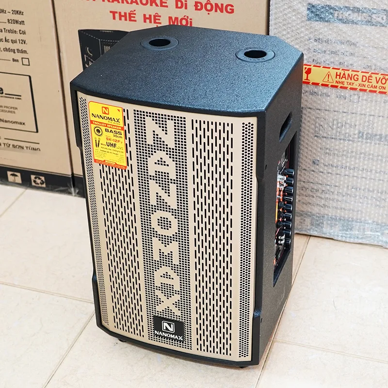 Loa k&eacute;o Nanomax SK-12F7 3 tấc với thiết kế m&agrave;u v&agrave;ng sang trọng v&agrave; đẹp mắt sẽ l&agrave; một lựa chọn tuyệt vời cho việc h&aacute;t karaoke trong nh&agrave;. Với k&iacute;ch thước vừa phải v&agrave; xinh xắn, n&oacute; dễ d&agrave;ng ph&ugrave; hợp với kh&ocirc;ng gian nhỏ v&agrave; tạo điểm nhấn thẩm mỹ cho kh&ocirc;ng gian giải tr&iacute; của bạn.