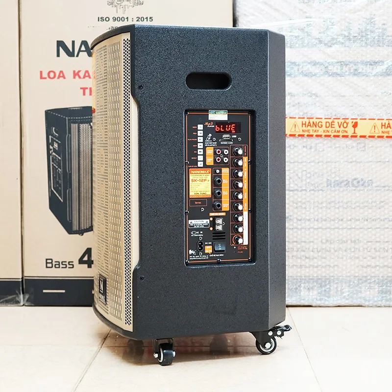 Loa k&eacute;o Nanomax SK-12F7 3 tấc với thiết kế m&agrave;u v&agrave;ng sang trọng v&agrave; đẹp mắt sẽ l&agrave; một lựa chọn tuyệt vời cho việc h&aacute;t karaoke trong nh&agrave;. Với k&iacute;ch thước vừa phải v&agrave; xinh xắn, n&oacute; dễ d&agrave;ng ph&ugrave; hợp với kh&ocirc;ng gian nhỏ v&agrave; tạo điểm nhấn thẩm mỹ cho kh&ocirc;ng gian giải tr&iacute; của bạn.