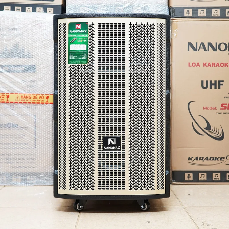 Loa k&eacute;o Nanomax S-15D1 l&agrave; một phi&ecirc;n bản loa k&eacute;o 4 tấc 2 đường tiếng kh&aacute;c biệt trong d&ograve;ng sản phẩm Nanomax. Với gi&aacute; th&agrave;nh thấp v&agrave; chất lượng &acirc;m thanh tuyệt vời, n&oacute; l&agrave; một lựa chọn hấp dẫn cho nhiều kh&aacute;ch h&agrave;ng. Với k&iacute;ch thước tương đối lớn, cao 72cm, Nanomax S-15D1 mang đến sự mạnh mẽ v&agrave; vượt trội trong việc t&aacute;i tạo &acirc;m thanh, ph&ugrave; hợp cho việc h&aacute;t karaoke cả trong nh&agrave; v&agrave; ngo&agrave;i trời.