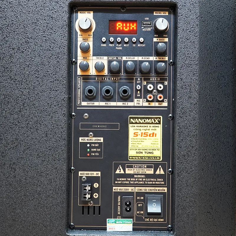 Loa k&eacute;o Nanomax S-15D1 l&agrave; một phi&ecirc;n bản loa k&eacute;o 4 tấc 2 đường tiếng kh&aacute;c biệt trong d&ograve;ng sản phẩm Nanomax. Với gi&aacute; th&agrave;nh thấp v&agrave; chất lượng &acirc;m thanh tuyệt vời, n&oacute; l&agrave; một lựa chọn hấp dẫn cho nhiều kh&aacute;ch h&agrave;ng. Với k&iacute;ch thước tương đối lớn, cao 72cm, Nanomax S-15D1 mang đến sự mạnh mẽ v&agrave; vượt trội trong việc t&aacute;i tạo &acirc;m thanh, ph&ugrave; hợp cho việc h&aacute;t karaoke cả trong nh&agrave; v&agrave; ngo&agrave;i trời.