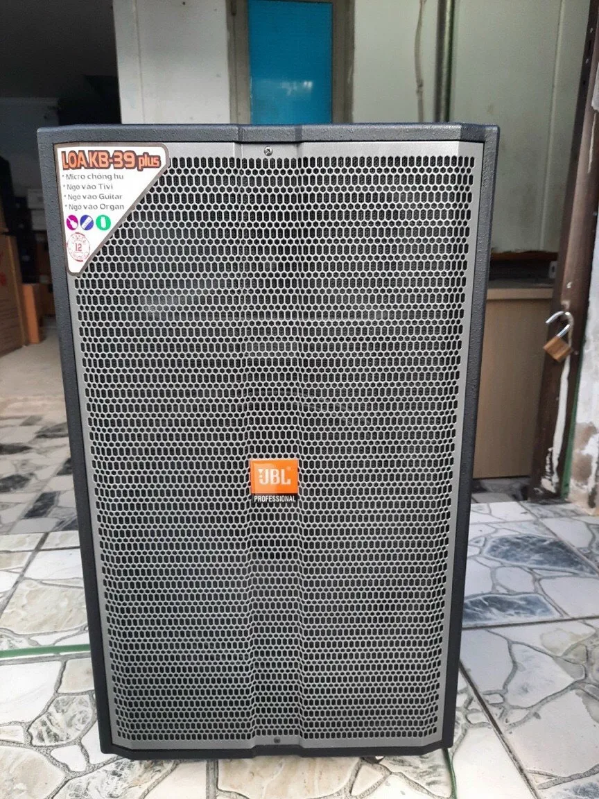 Loa k&eacute;o 4 tấc JBL 39 Plus l&agrave; một sản phẩm &acirc;m thanh di động đ&aacute;ng ch&uacute; &yacute; trong d&ograve;ng sản phẩm loa k&eacute;o của JBL. Với thiết kế nhỏ gọn nhưng mạnh mẽ, loa k&eacute;o n&agrave;y mang đến &acirc;m thanh chất lượng cao v&agrave; t&iacute;nh di động linh hoạt.