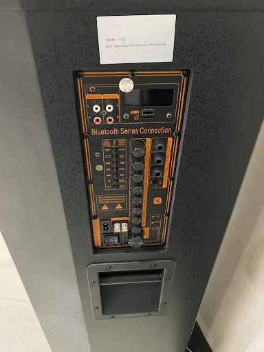 Loa k&eacute;o JBL-KB43 l&agrave; một sản phẩm mạnh mẽ với c&ocirc;ng suất l&ecirc;n tới 800W, mang đến &acirc;m thanh r&otilde; r&agrave;ng v&agrave; mạnh mẽ cho c&aacute;c buổi tiệc, sự kiện hoặc c&aacute;c hoạt động ngo&agrave;i trời. Với bass loa k&eacute;o di động c&oacute; k&iacute;ch thước l&ecirc;n đến 45 cm, loa KB43 đảm bảo sự thăng hoa v&agrave; đầy sức sống cho &acirc;m nhạc.