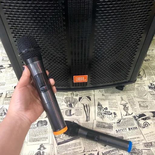 Loa k&eacute;o JBL-KB43 l&agrave; một sản phẩm mạnh mẽ với c&ocirc;ng suất l&ecirc;n tới 800W, mang đến &acirc;m thanh r&otilde; r&agrave;ng v&agrave; mạnh mẽ cho c&aacute;c buổi tiệc, sự kiện hoặc c&aacute;c hoạt động ngo&agrave;i trời. Với bass loa k&eacute;o di động c&oacute; k&iacute;ch thước l&ecirc;n đến 45 cm, loa KB43 đảm bảo sự thăng hoa v&agrave; đầy sức sống cho &acirc;m nhạc.