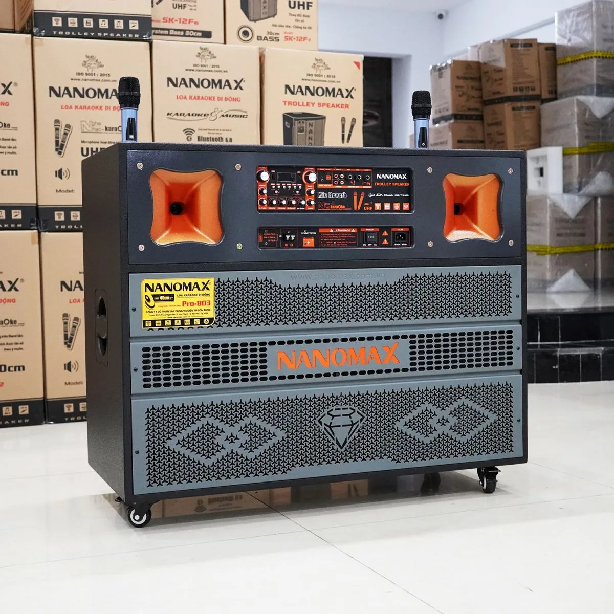 Loa k&eacute;o Nanomax Pro-803 l&agrave; một mẫu loa tủ mới nhất được ra mắt v&agrave;o th&aacute;ng 10/2023. Được thiết kế đặc biệt cho mục đ&iacute;ch karaoke, loa n&agrave;y sở hữu c&ocirc;ng suất lớn với 2 bass 40 + 2 treble v&agrave; board c&ocirc;ng suất mạnh mẽ. Với c&ocirc;ng suất thực l&ecirc;n đến 500W, loa c&oacute; khả năng mang đến trải nghiệm &acirc;m thanh sống động v&agrave; mạnh mẽ, thậm ch&iacute; c&oacute; thể "chơi bung n&oacute;c" khi sử dụng.