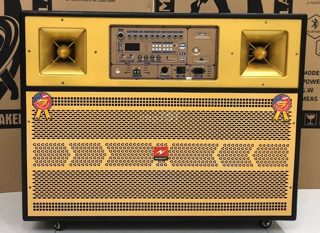 Loa k&eacute;o điện Thunder 4 tấc đ&ocirc;i 2800W JB24 l&agrave; một sản phẩm mạnh mẽ v&agrave; đa năng trong lĩnh vực &acirc;m thanh di động. Với c&ocirc;ng suất l&ecirc;n đến 2800W, loa k&eacute;o n&agrave;y mang đến khả năng ph&aacute;t ra &acirc;m thanh mạnh mẽ v&agrave; sống động, ph&ugrave; hợp cho c&aacute;c buổi tiệc, sự kiện v&agrave; c&aacute;c hoạt động giải tr&iacute; kh&aacute;c.