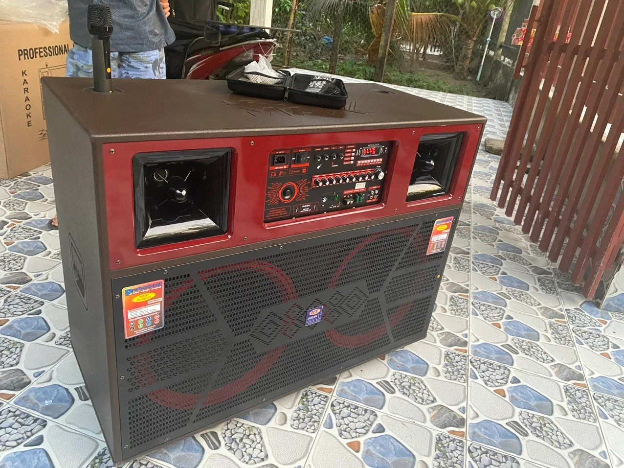 Nếu bạn đang t&igrave;m kiếm một hệ thống loa k&eacute;o mạnh mẽ, đa chức năng v&agrave; chất lượng cao, th&igrave; loa k&eacute;o jagumax 5 tấc đ&ocirc;i 1500w k-5000 sẽ l&agrave; sự lựa chọn ho&agrave;n hảo cho bạn. Với c&ocirc;ng suất l&ecirc;n đến 1500W, n&oacute; mang đến &acirc;m thanh mạnh mẽ vượt xa sự mong đợi.