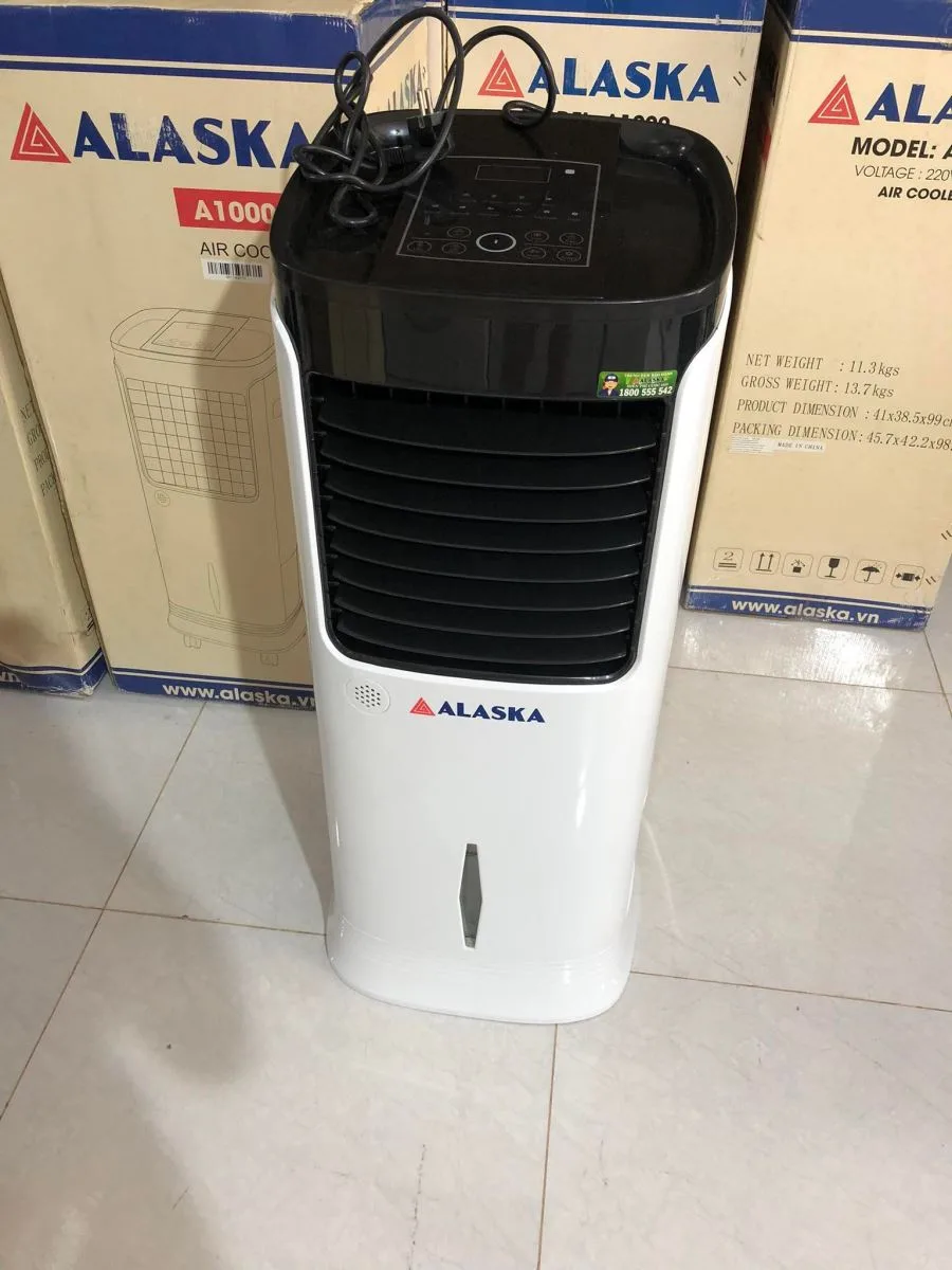 Quạt hơi nước Alaska 20L A1000 l&agrave; một giải ph&aacute;p hiệu quả để mang lại kh&ocirc;ng gian m&aacute;t mẻ v&agrave; thoải m&aacute;i trong ng&ocirc;i nh&agrave; của bạn. Với khả năng chứa 20L nước, quạt hơi nước n&agrave;y c&oacute; thể hoạt động li&ecirc;n tục trong thời gian d&agrave;i m&agrave; kh&ocirc;ng cần phải li&ecirc;n tục điền nước.