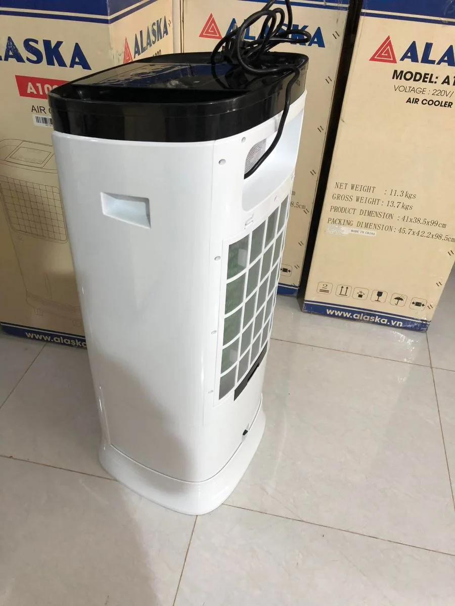 Quạt hơi nước Alaska 20L A1000 l&agrave; một giải ph&aacute;p hiệu quả để mang lại kh&ocirc;ng gian m&aacute;t mẻ v&agrave; thoải m&aacute;i trong ng&ocirc;i nh&agrave; của bạn. Với khả năng chứa 20L nước, quạt hơi nước n&agrave;y c&oacute; thể hoạt động li&ecirc;n tục trong thời gian d&agrave;i m&agrave; kh&ocirc;ng cần phải li&ecirc;n tục điền nước.
