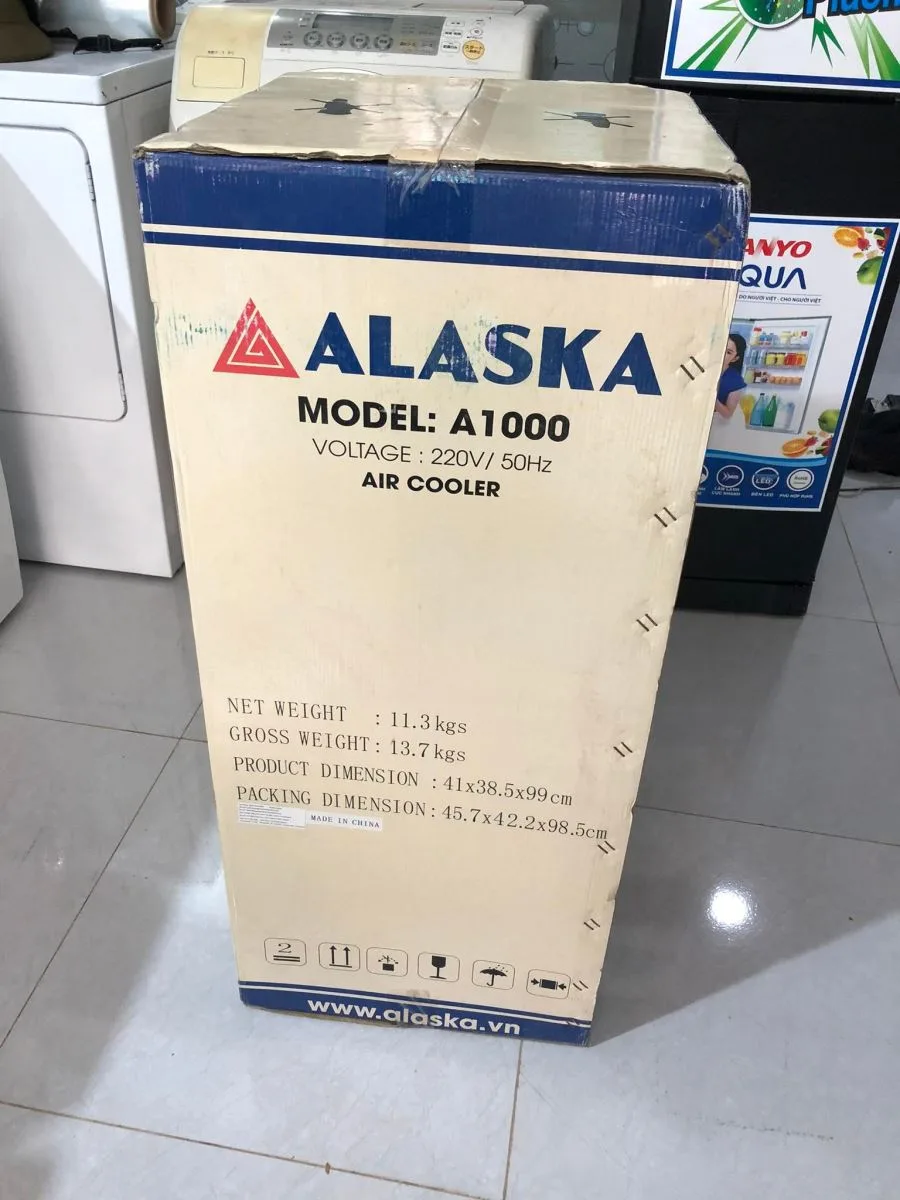 Quạt hơi nước Alaska 20L A1000 l&agrave; một giải ph&aacute;p hiệu quả để mang lại kh&ocirc;ng gian m&aacute;t mẻ v&agrave; thoải m&aacute;i trong ng&ocirc;i nh&agrave; của bạn. Với khả năng chứa 20L nước, quạt hơi nước n&agrave;y c&oacute; thể hoạt động li&ecirc;n tục trong thời gian d&agrave;i m&agrave; kh&ocirc;ng cần phải li&ecirc;n tục điền nước.