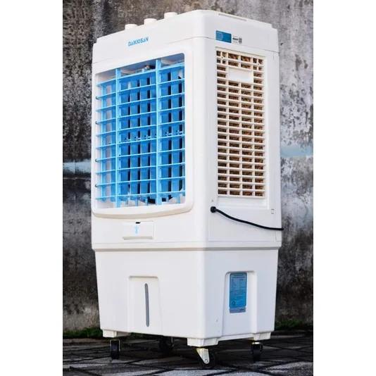 Quạt điều ho&agrave; kh&ocirc;ng kh&iacute; Daikiosan DKA-04000C l&agrave; một d&ograve;ng sản phẩm vượt trội với nhiều t&iacute;nh năng ưu việt v&agrave; th&acirc;n thiện với người sử dụng, mang đến giải ph&aacute;p hiệu quả cho việc l&agrave;m m&aacute;t. Với thiết kế th&ocirc;ng minh, quạt n&agrave;y vượt qua c&aacute;c yếu điểm của c&aacute;c thiết bị l&agrave;m m&aacute;t như điều h&ograve;a v&agrave; quạt phun sương.