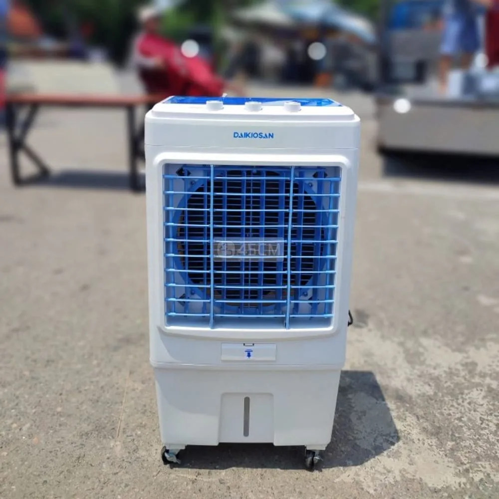 Quạt điều ho&agrave; kh&ocirc;ng kh&iacute; Daikiosan DKA-04000C l&agrave; một d&ograve;ng sản phẩm vượt trội với nhiều t&iacute;nh năng ưu việt v&agrave; th&acirc;n thiện với người sử dụng, mang đến giải ph&aacute;p hiệu quả cho việc l&agrave;m m&aacute;t. Với thiết kế th&ocirc;ng minh, quạt n&agrave;y vượt qua c&aacute;c yếu điểm của c&aacute;c thiết bị l&agrave;m m&aacute;t như điều h&ograve;a v&agrave; quạt phun sương.